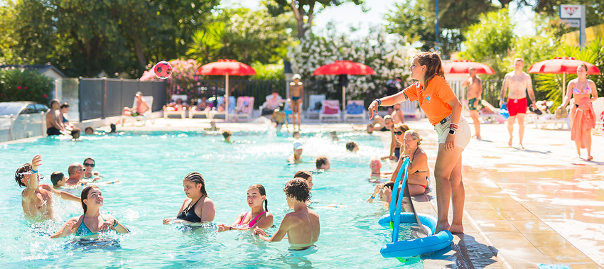 Por qué reservar un cámping con piscina
